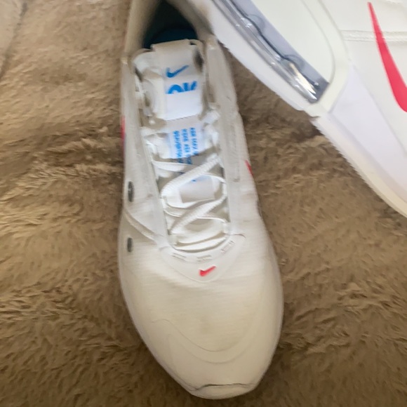 Size 9 Nike shoes only been worn around 5 times. - Picture 2 of 2